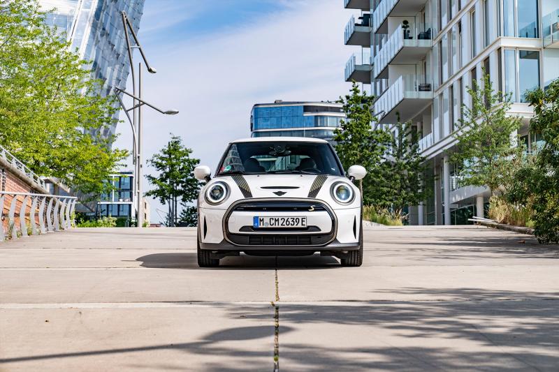 EXPLORATION ÉLECTRIQUE À HAMBOURG EN MINI COOPER SE.'