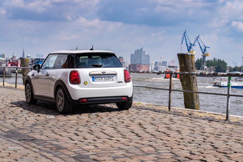 EXPLORATION ÉLECTRIQUE À HAMBOURG EN MINI COOPER SE.'