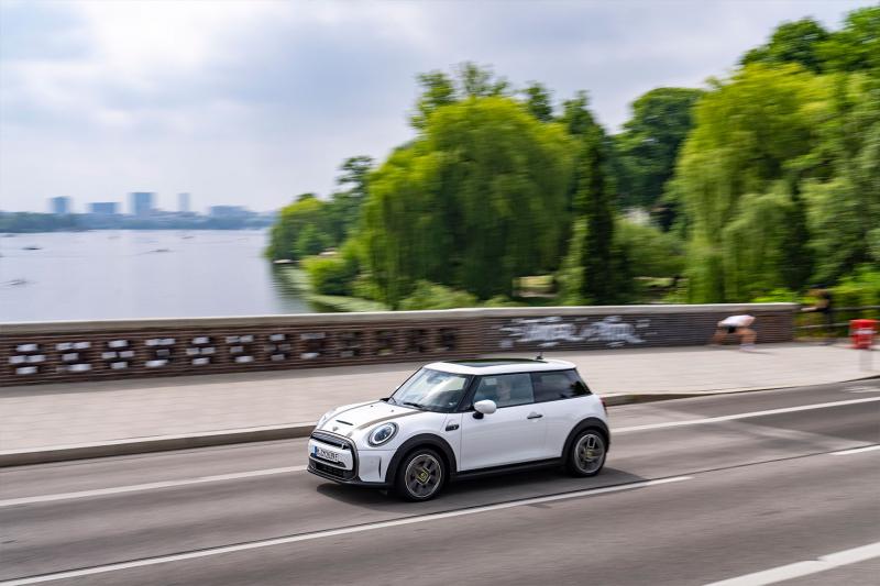 EXPLORATION ÉLECTRIQUE À HAMBOURG EN MINI COOPER SE.'