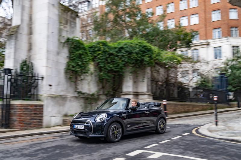 LONDRES AU VOLANT DE LA MINI CABRIOLET SE'