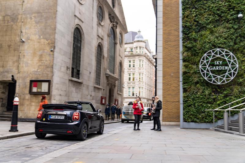 LONDRES AU VOLANT DE LA MINI CABRIOLET SE'