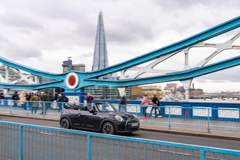 LONDRES AU VOLANT DE LA MINI CABRIOLET SE'