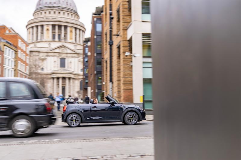 LONDRES AU VOLANT DE LA MINI CABRIOLET SE'