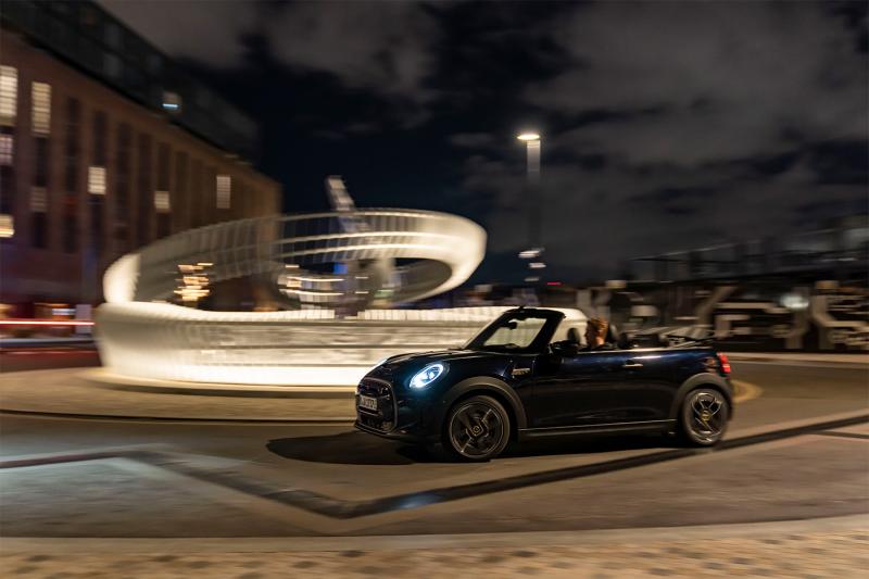 LONDRES AU VOLANT DE LA MINI CABRIOLET SE'