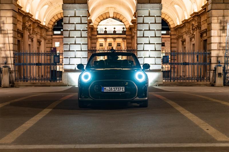 LONDRES AU VOLANT DE LA MINI CABRIOLET SE'