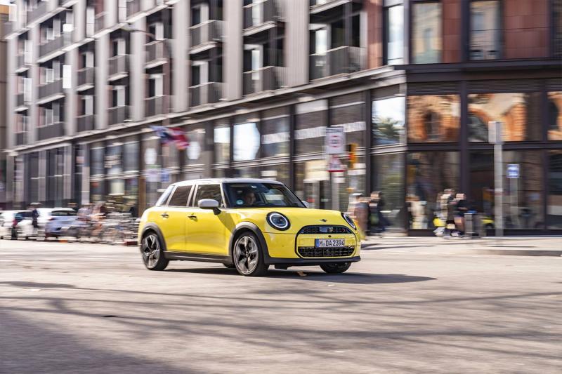 MINI COOPER S 5 PORTES CLASSIC : PLUS D’ESPACE, MÊME INTENSITÉ'