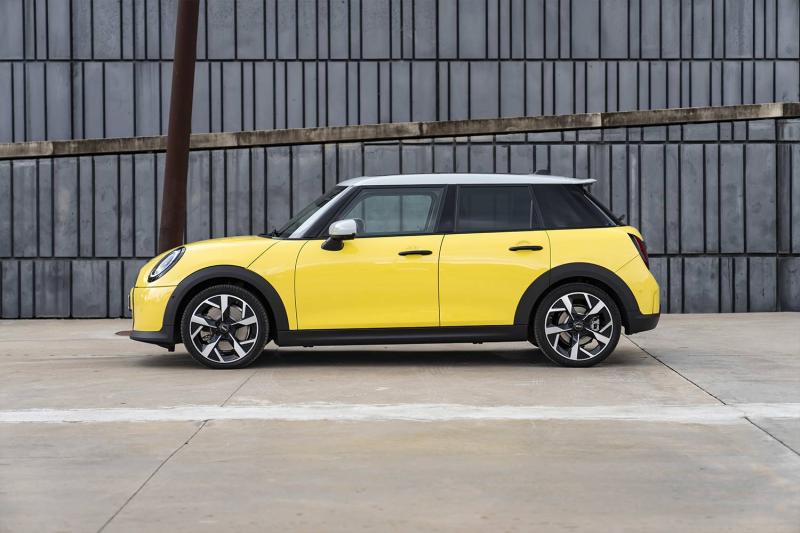 MINI COOPER S 5 PORTES CLASSIC : PLUS D’ESPACE, MÊME INTENSITÉ'