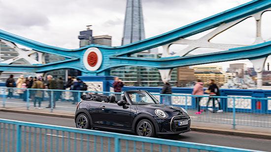 LONDRES AU VOLANT DE LA MINI CABRIOLET SE