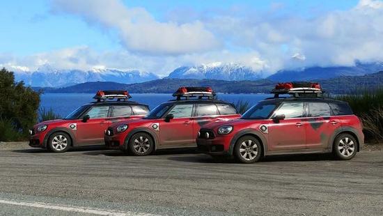 Trois MINI Cooper S E Countryman ALL4 sur la course Panamericana.